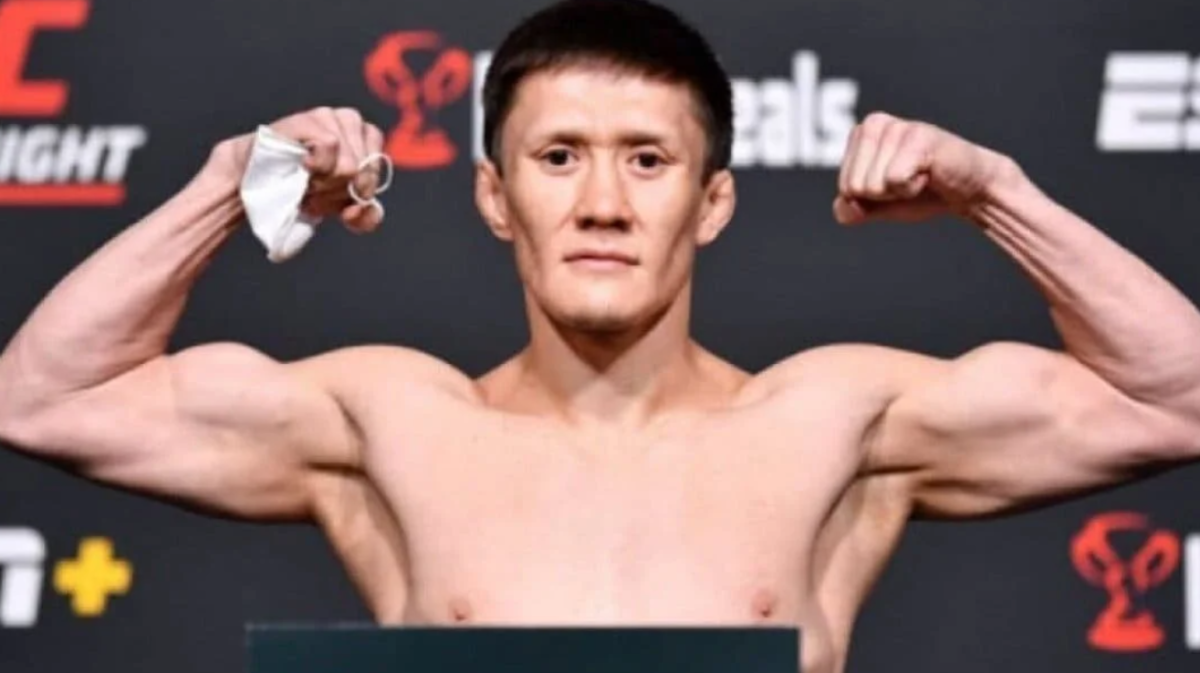 Казахстанец Жумагулов выиграл бой нокаутом в Алматы