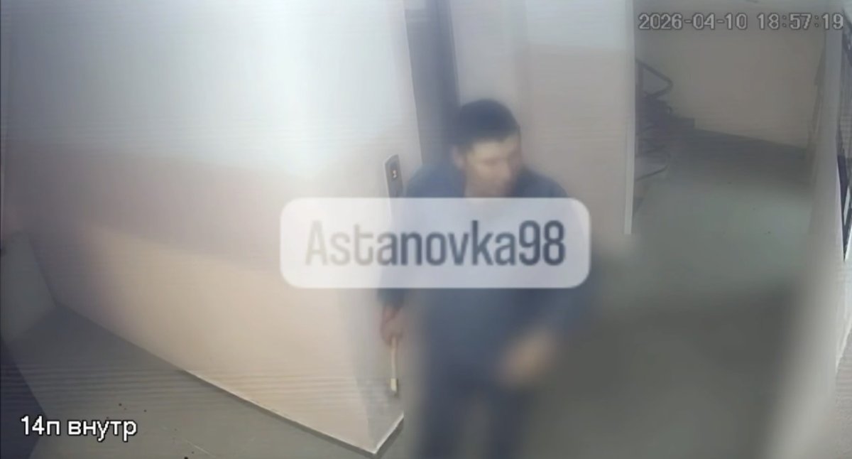 Окровавленный мужчина с топором напугал жителей ЖК в Астане