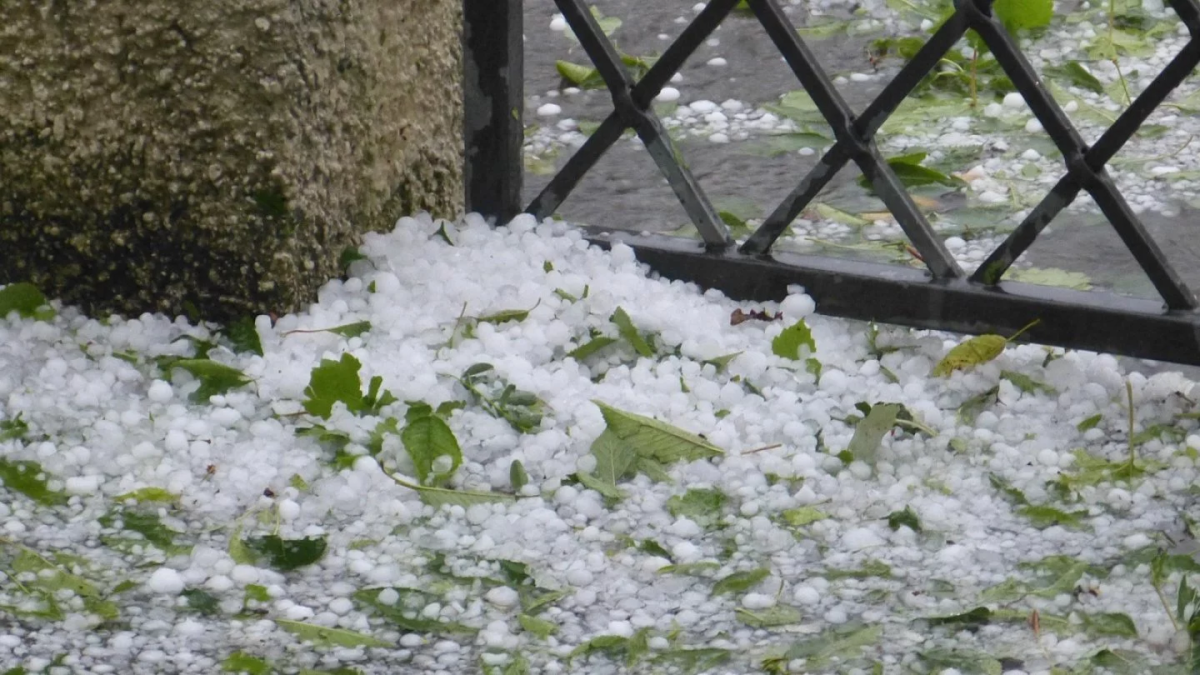 Казахстан накроет снег, град и шквалы