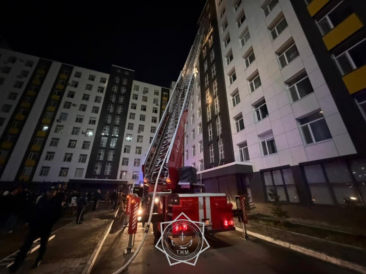 Огонь охватил шахту дома: в Астане потушили пожар в ЖК