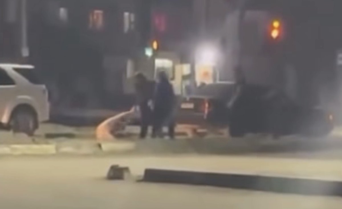 В Сатпаеве водители устроили жесткую драку во дворе