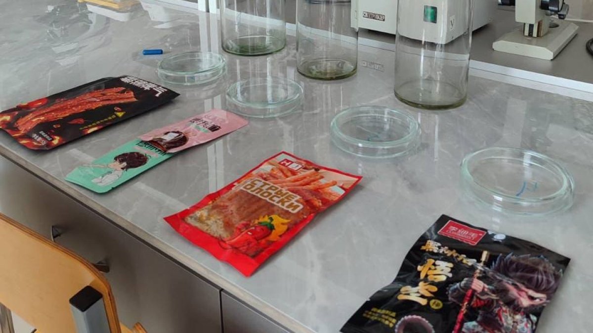 Казахстанцев предупредили об опасных для здоровья китайских снеках