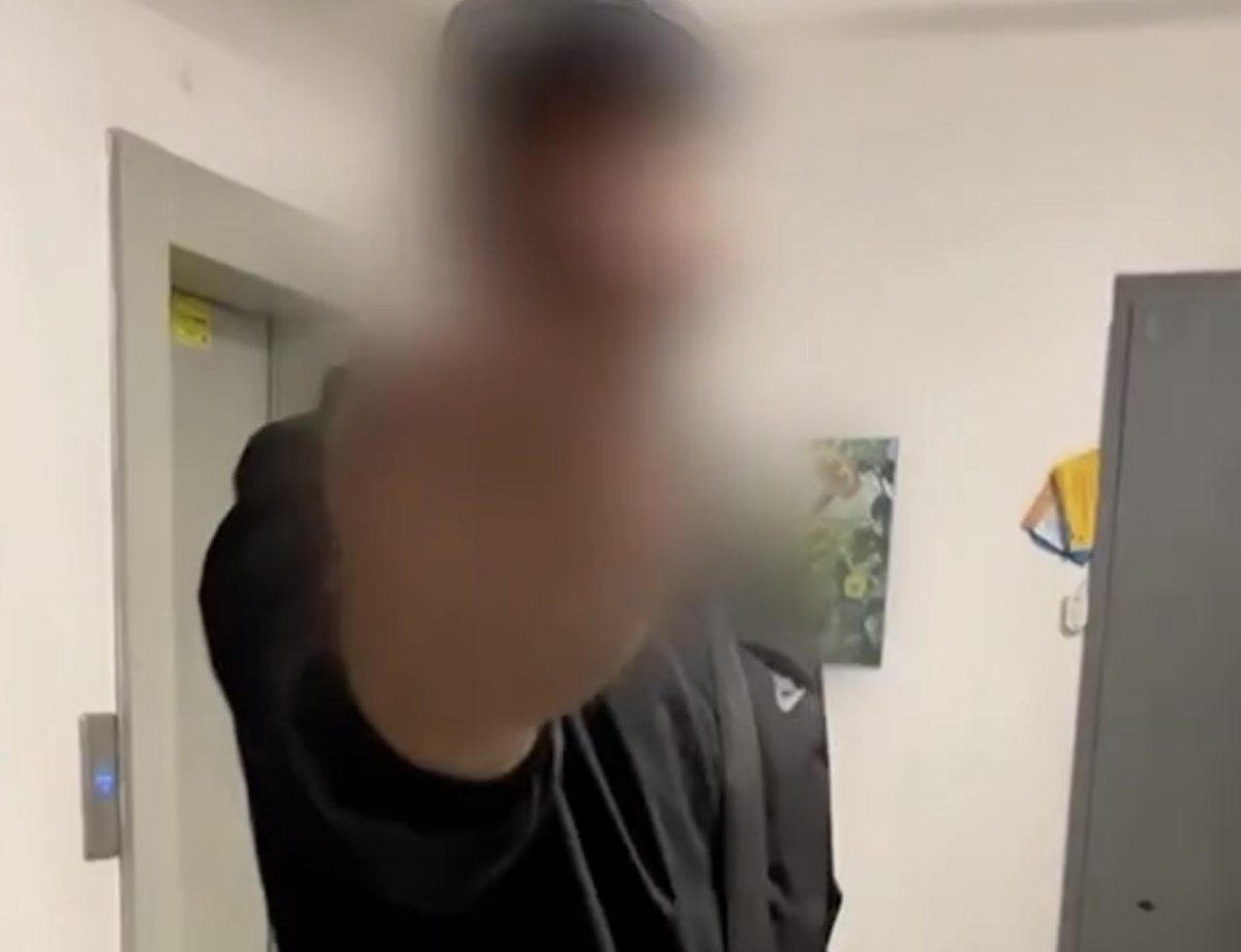 Бил по двери и пугал ребёнка: в Павлодаре выселили буйного соседа