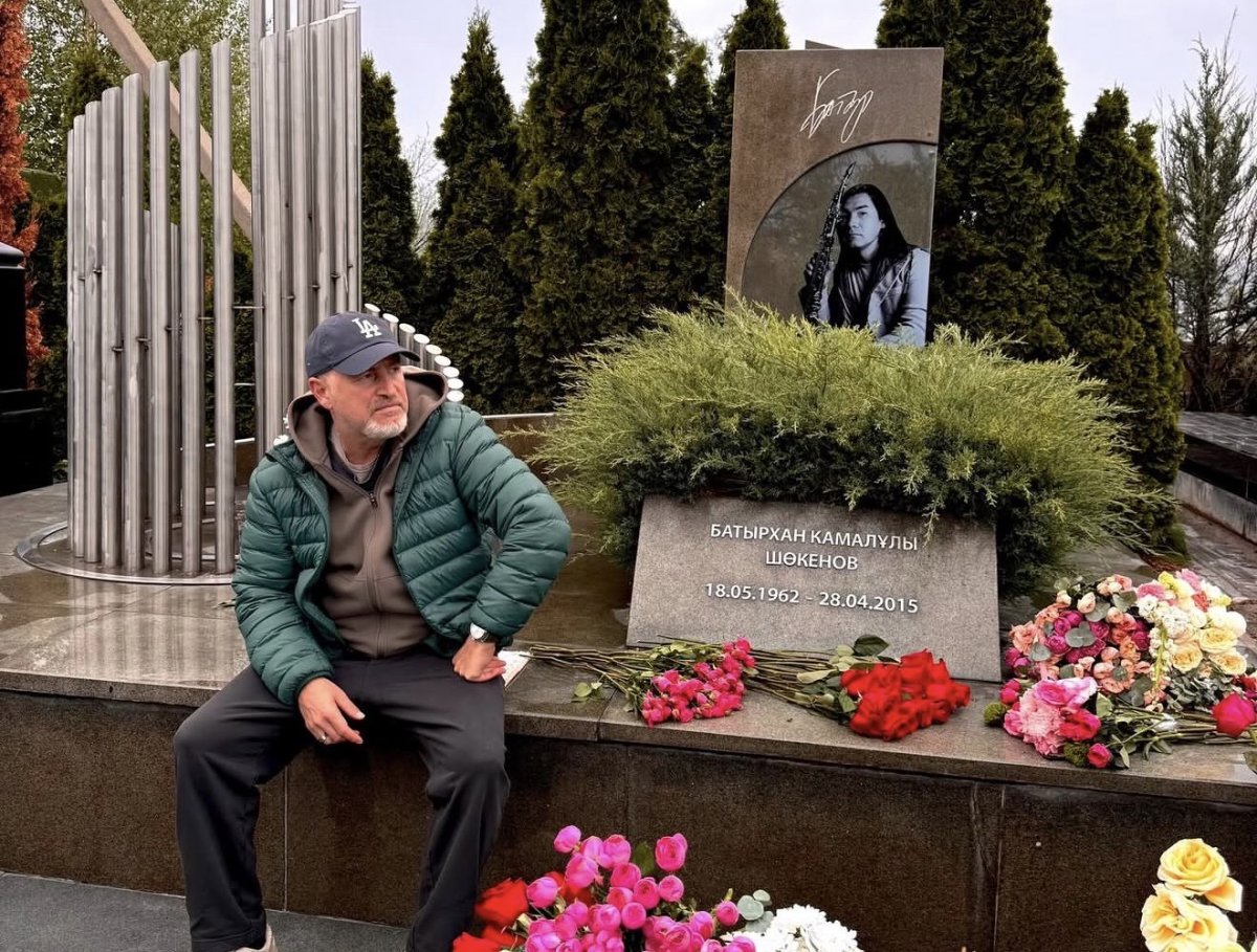 «Все эти цветы - от зрителей тебе»: Агутин посетил могилу Батырхана Шукенова