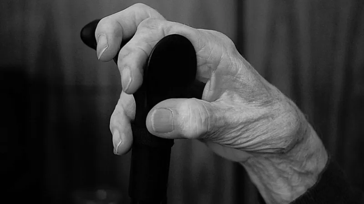 В Алматы избили 66-летнюю женщину на остановке