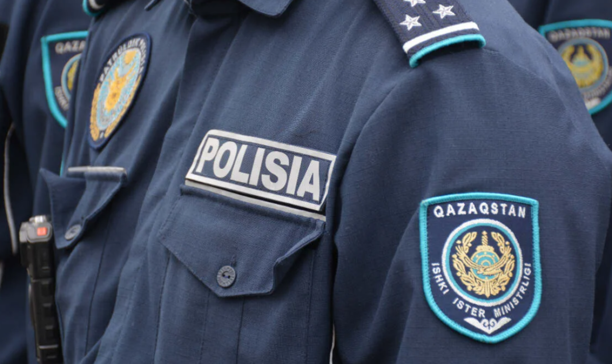 В Казахстане мужчина справил нужду на улице на глазах у полицейского