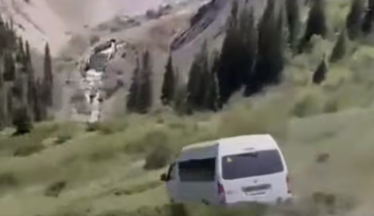 Туристический автобус сорвался со склона в Кольсае