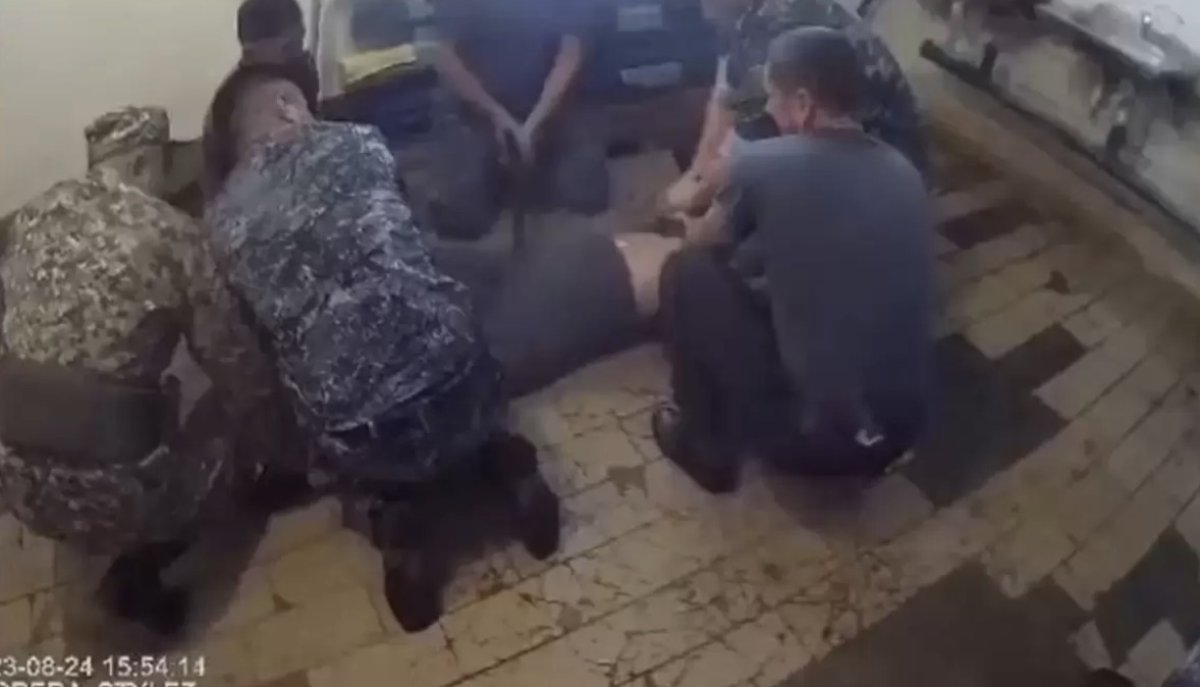 Подсудимый по делу о пытках в Атбасаре порезал себе руку в суде