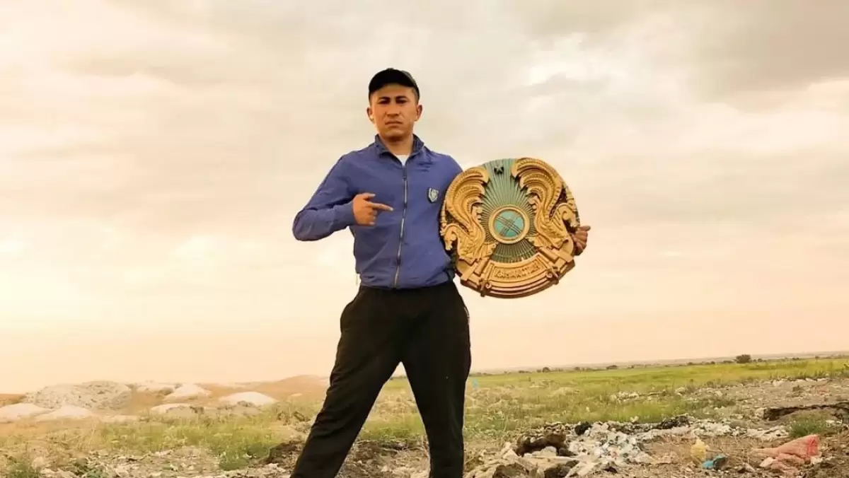 Нашел герб на свалке и повесил дома: блогеру выписали штраф в Жетысу