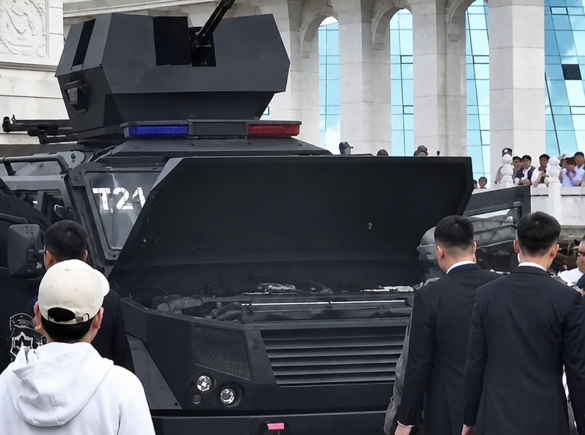«Задымившуюся» бронемашину на концерте в Астане обсуждают казахстанцы