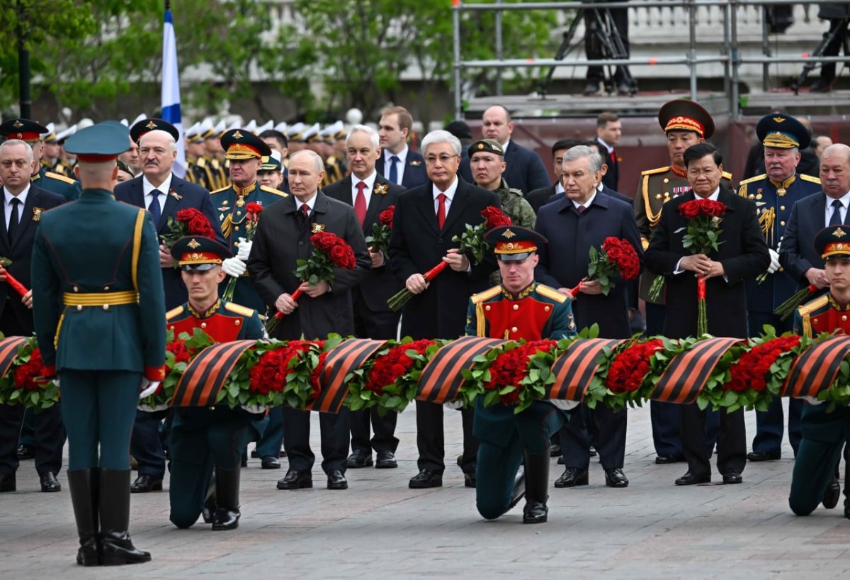После парада Победы Токаев и Путин возложили цветы у Кремля