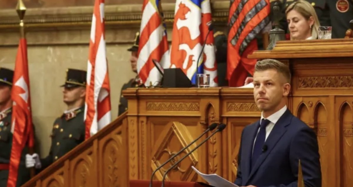 Новый премьер Венгрии призвал президента уйти в отставку