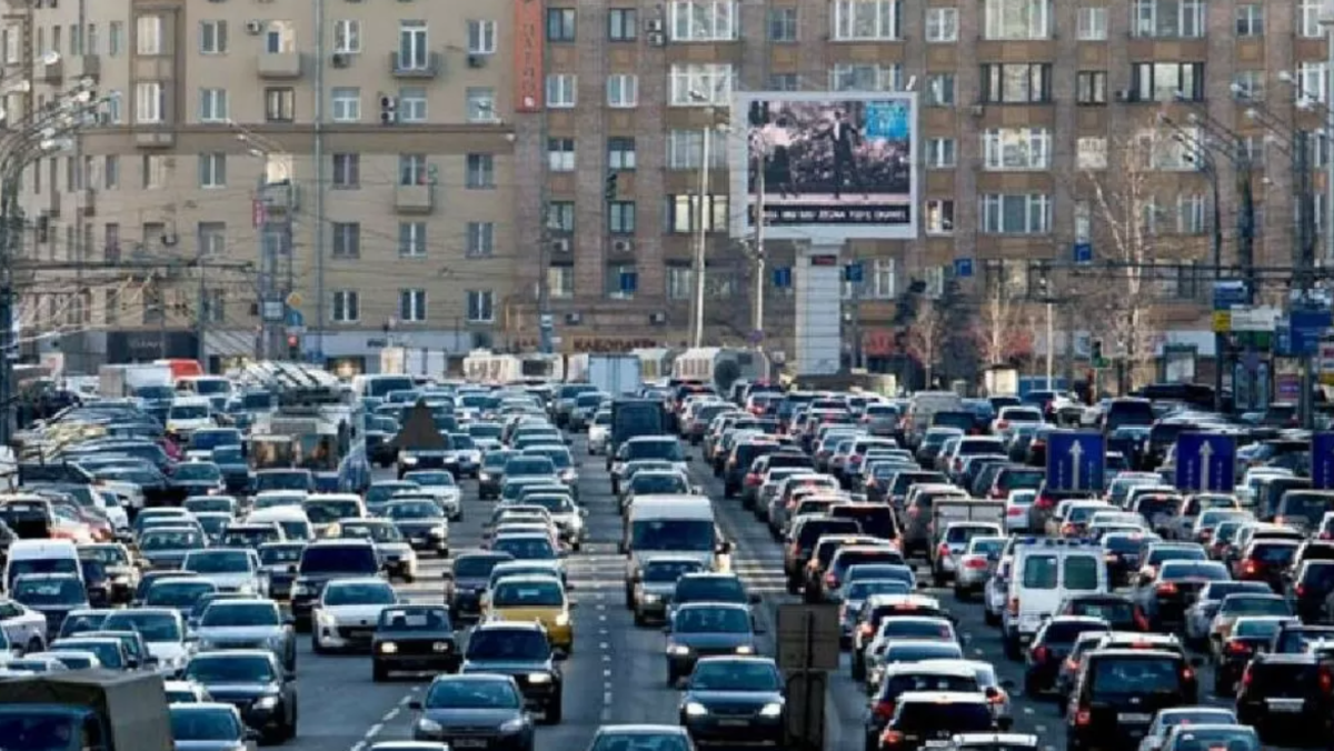 Казахстанцы стали рекордно долго стоять в пробках