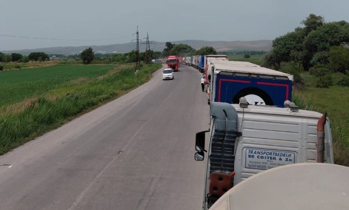 Граница парализована: кыргызстанцы не могут попасть в Казахстан