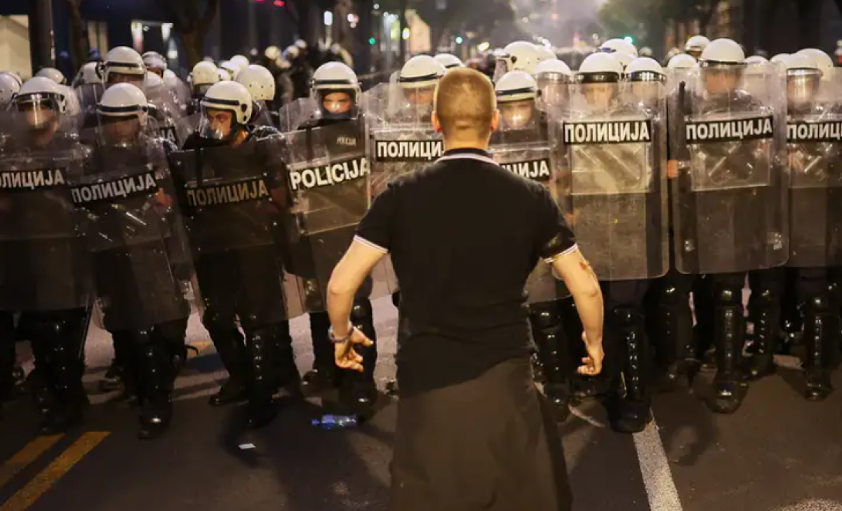 В Белграде начались беспорядки после массовых протестов