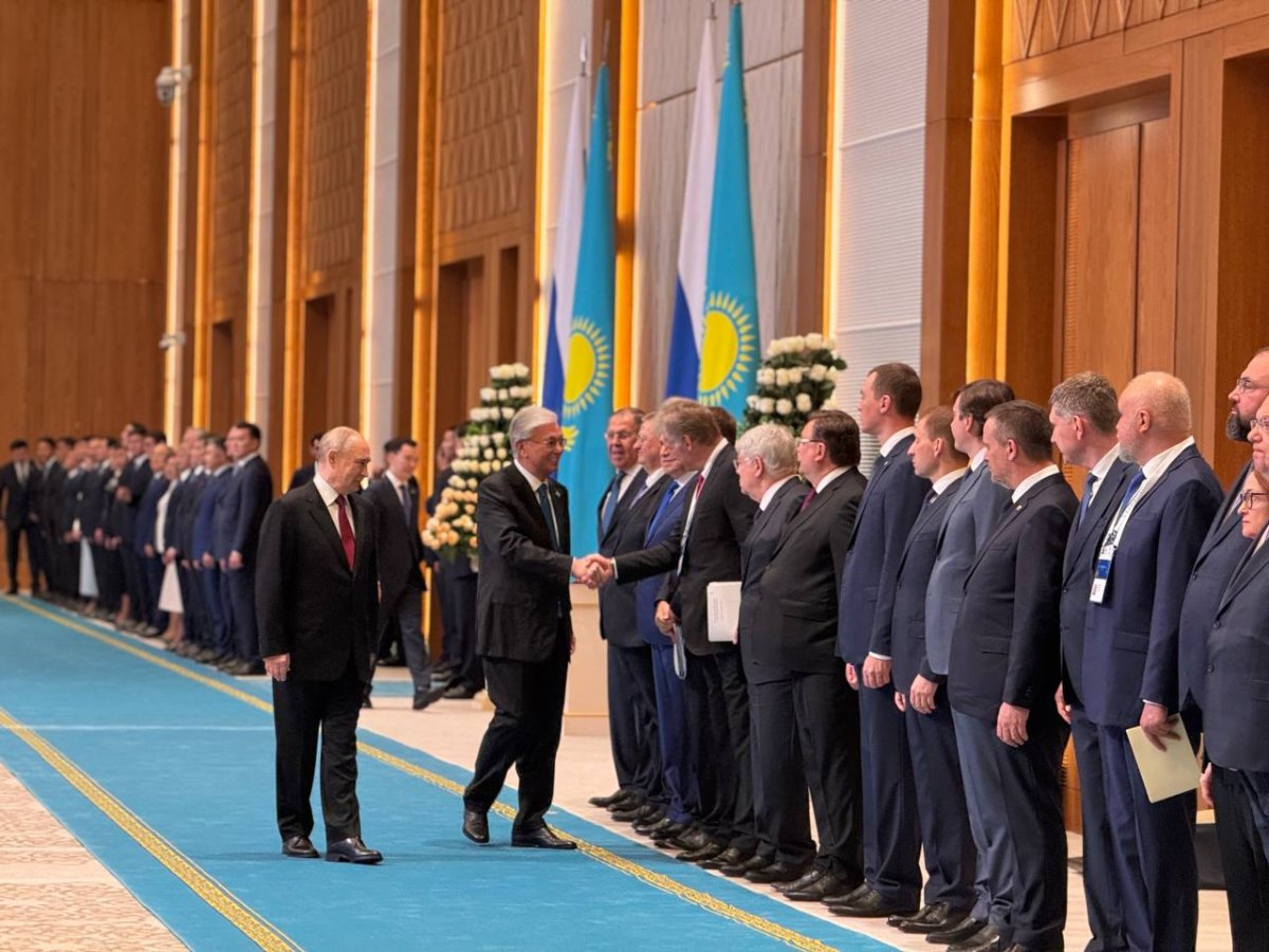Кто сопровождает Путина на переговорах с Токаевым