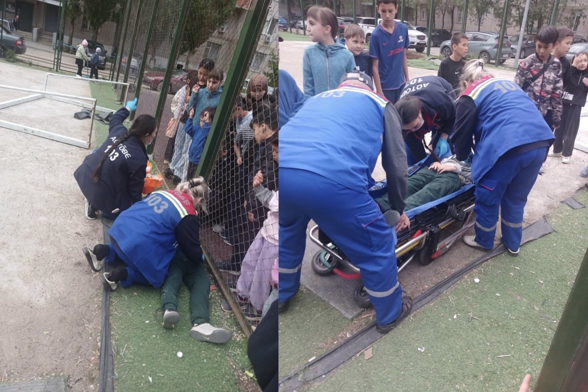 В Актобе на ребёнка рухнули футбольные ворота во дворе жилого дома