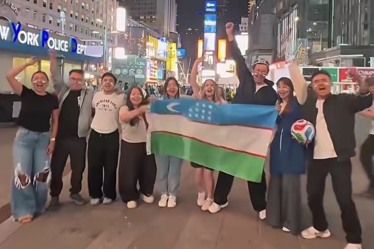 «Мы гордимся вами»: казахи и кыргызы подняли флаг Узбекистана в центре Нью-Йорка