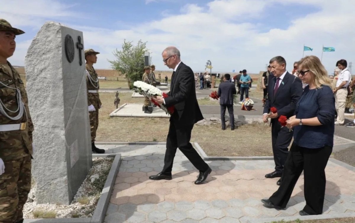 Дипломаты ЕС почтили память жертв репрессий и голода в Казахстане