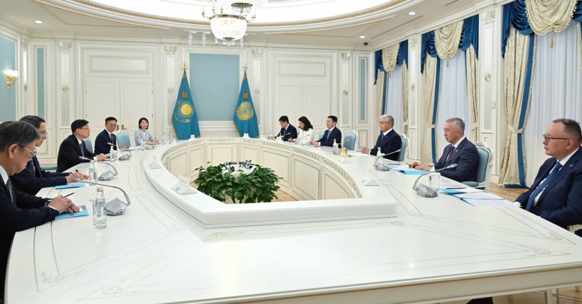 Глава Гонконга приехал в Казахстан вместе с 75 бизнесменами
