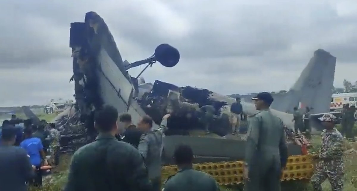 Военный самолет рухнул при посадке в Индии: погибли пять человек