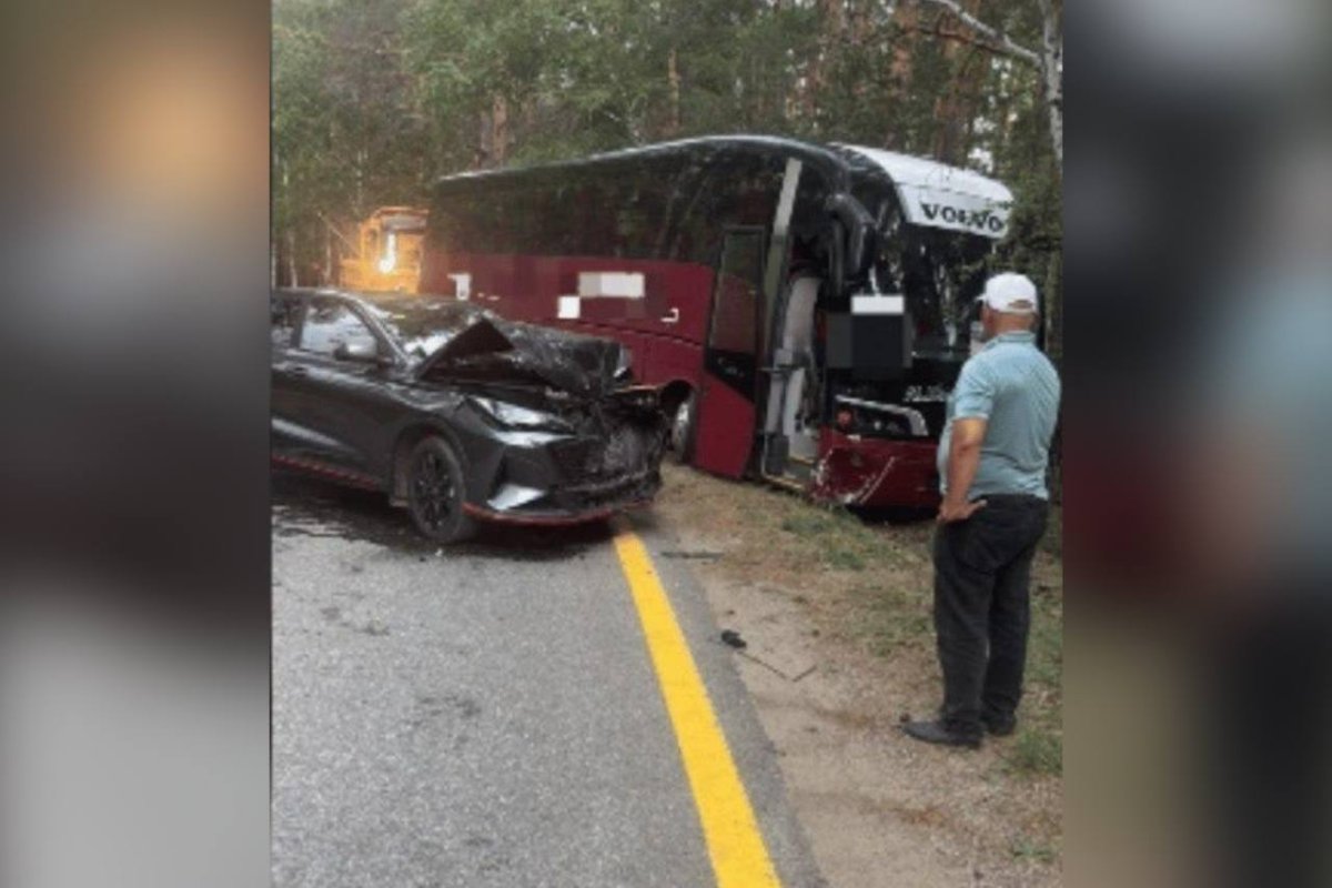 Автобус с туристами из Астаны вылетел на встречку и протаранил легковое авто