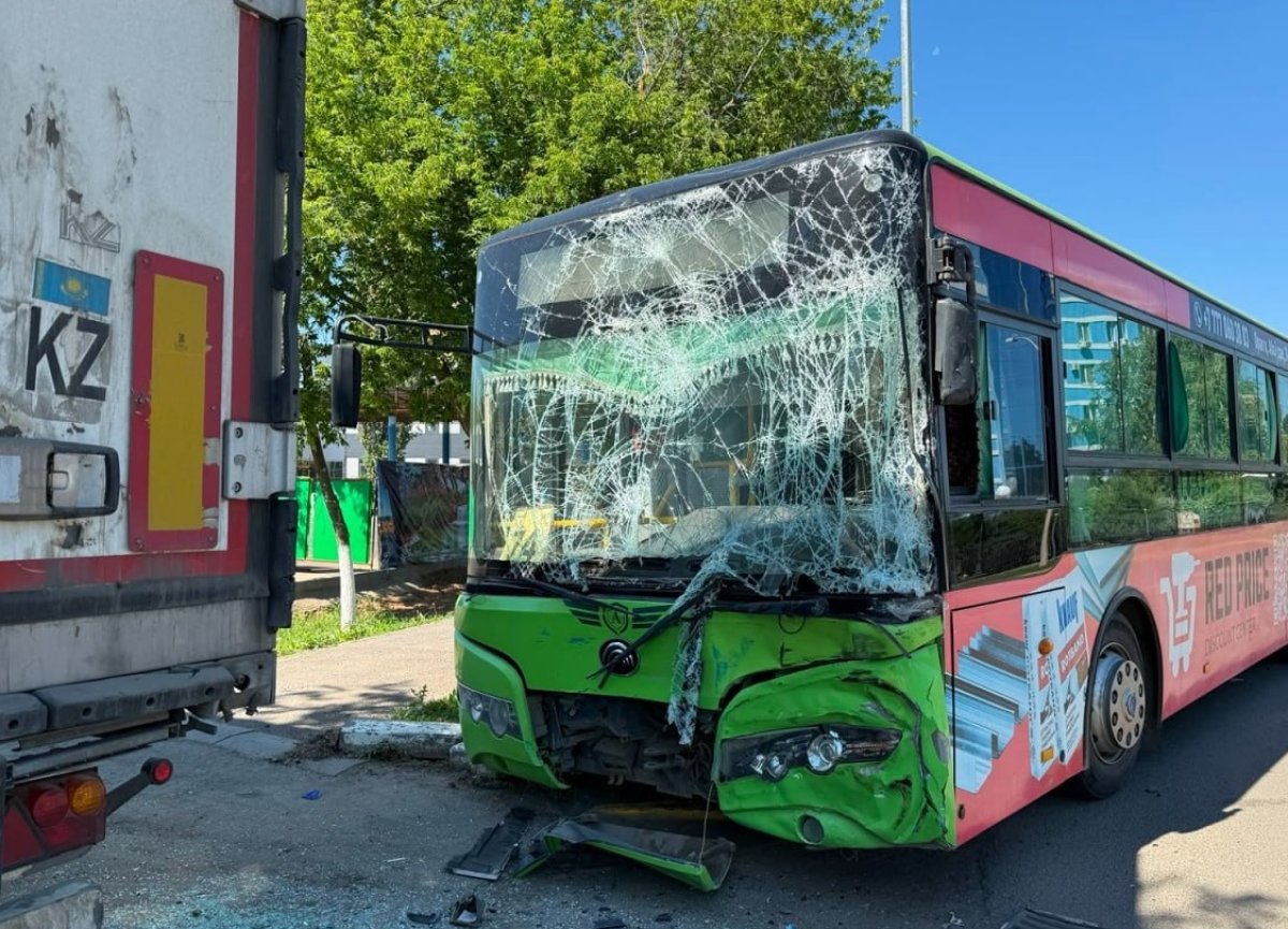 Грузовик протаранил автобус в Уральске