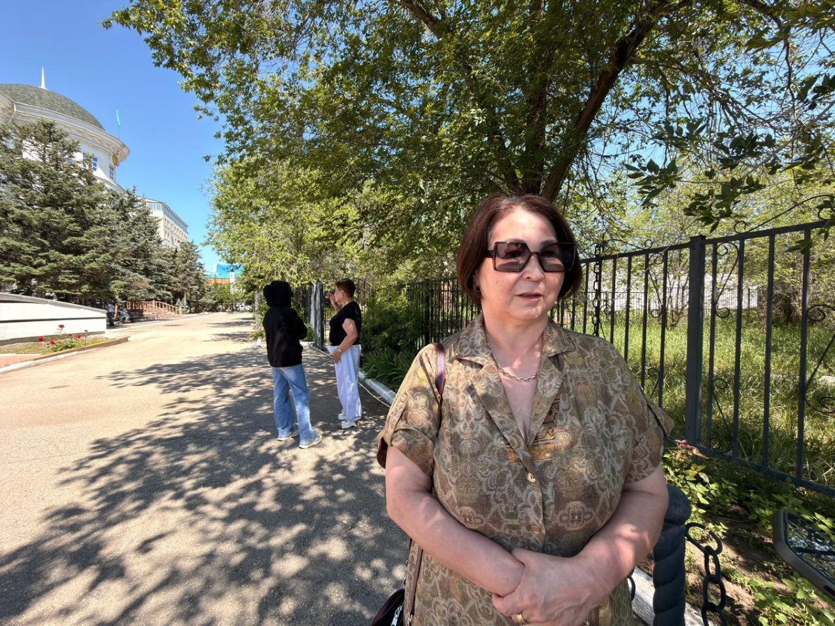 Потерявшие деньги инвесторы устроили стихийный сход возле суда в Актобе
