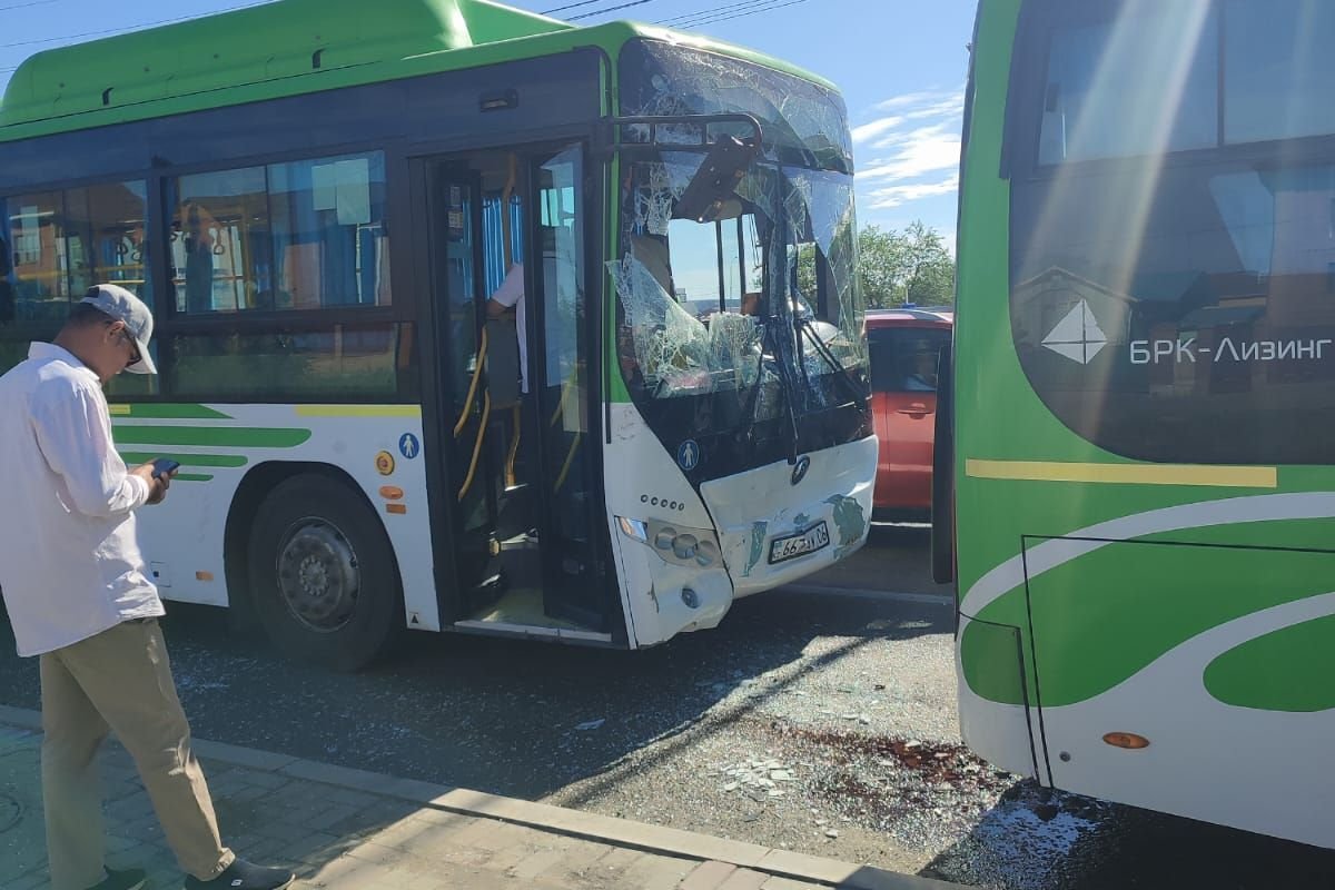 Автобус без тормозов протаранил другой в Атырау: пострадали люди