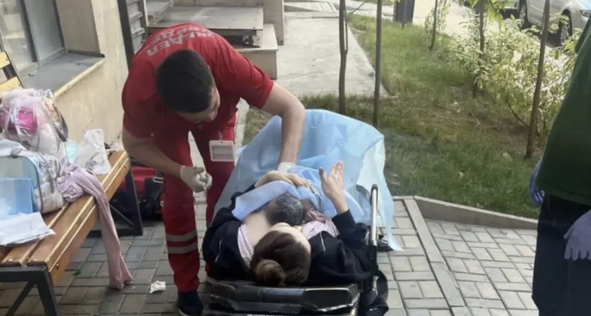 Из-за припаркованных машин алматинка родила во дворе дома