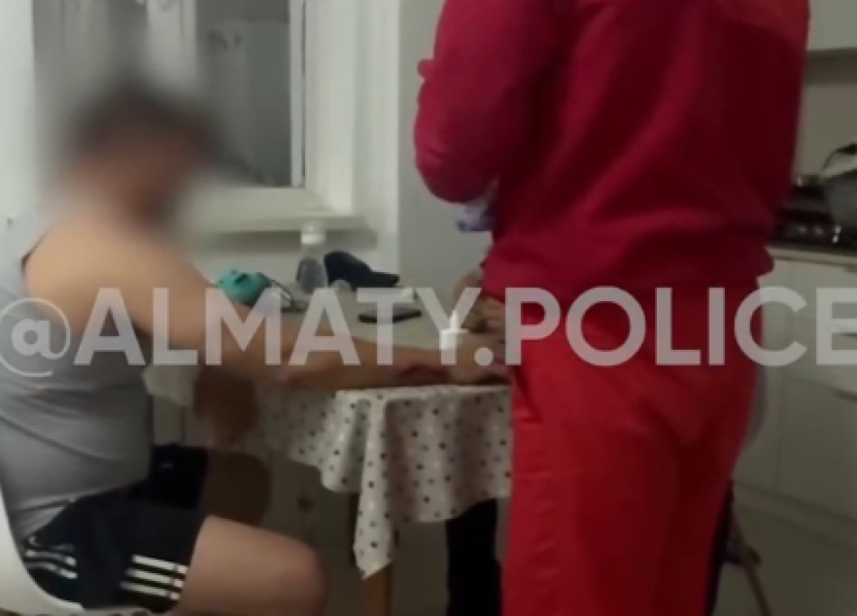 В Алматы мужчина избивал супругу, а потом обвинил ее в ранении