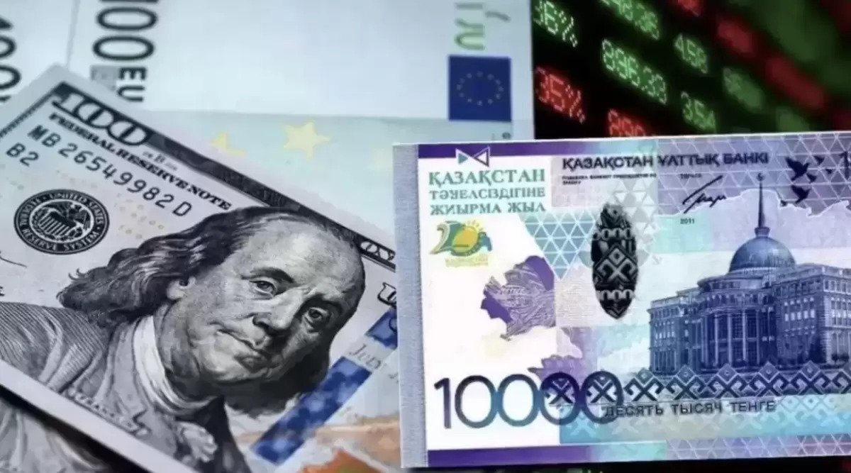 Доллар может взлететь до 500 тенге: экс-банкир назвал главную причину