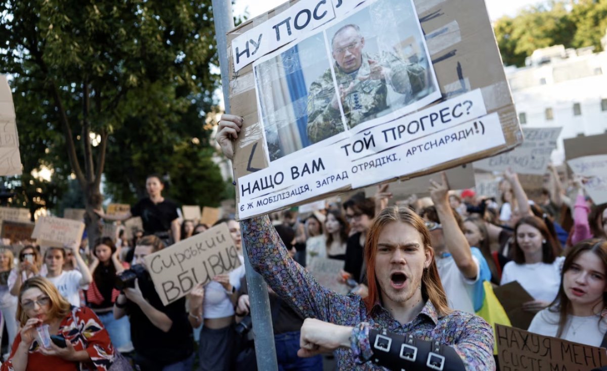В Киеве продолжаются протесты с требованием уволить главкома ВСУ