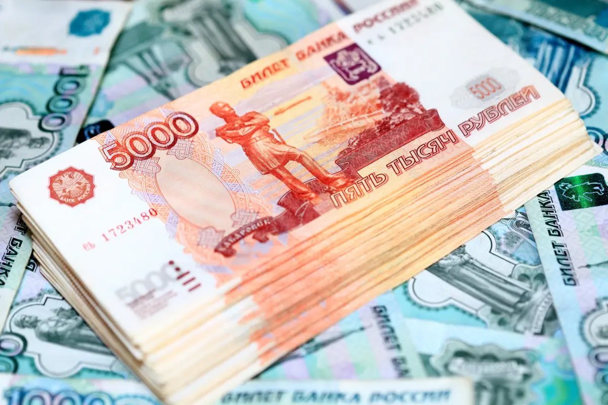Казахстанцы все чаще избавляются от российских рублей. Что происходит?