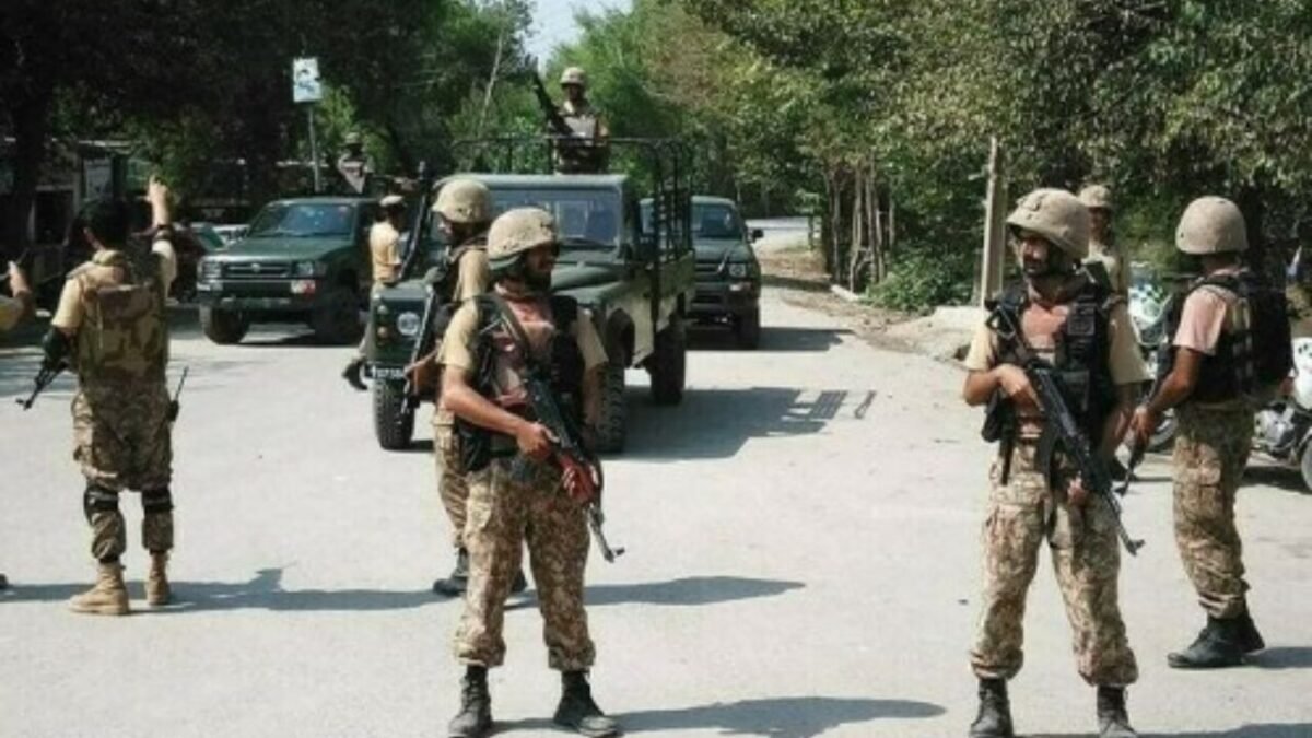 При нападении на КПП погибли 15 человек в Пакистане
