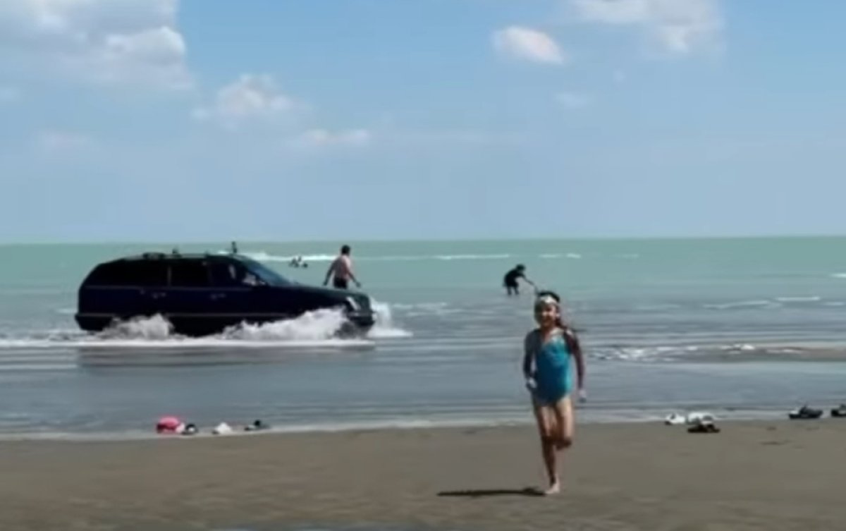 Водителя Mercedes, устроившего заезд по озеру Балхаш, отправили за решетку