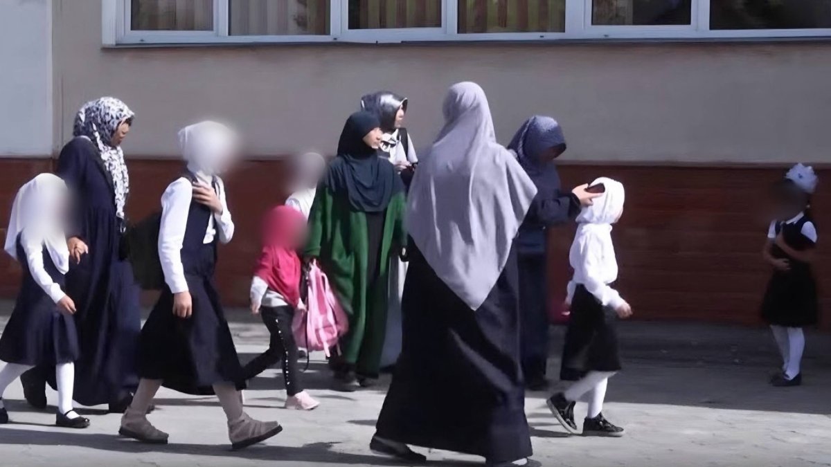 Если дети придут в школу в хиджабе, накажут родителей - Минпросвет