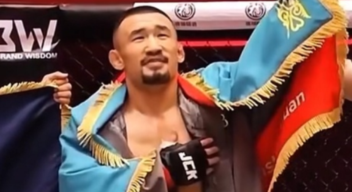 Казахстанский боец заставил чемпиона сдаться на турнире в Китае