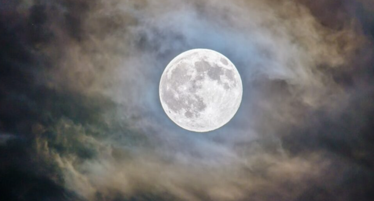 Ученые выяснили, что скрывается под поверхностью Луны