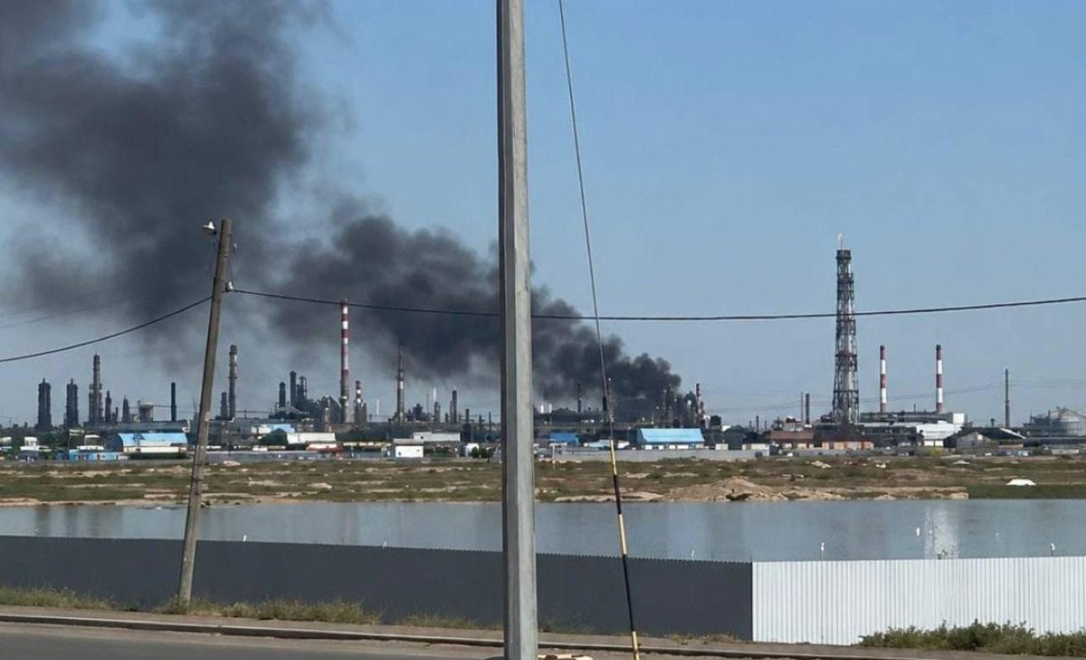 На крупнейшем НПЗ Казахстана полыхает пожар