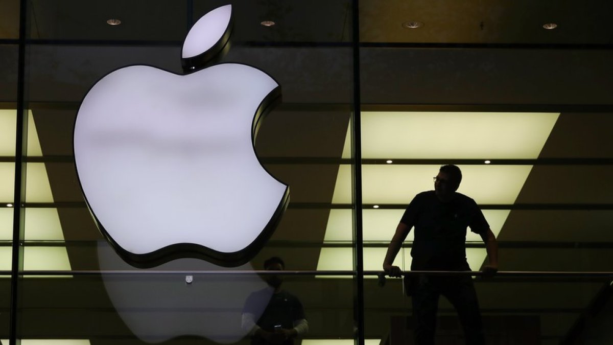 Apple выпустит первый складной iPhone этой осенью — Reuters