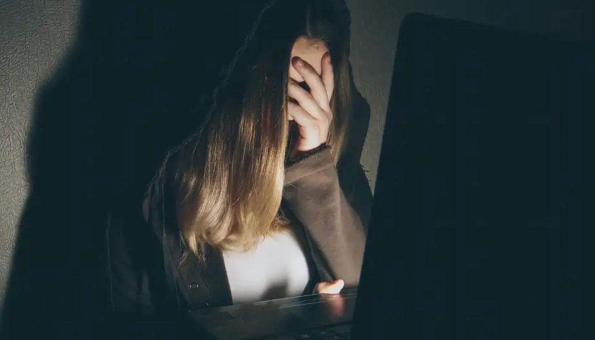 Каждый пятый подросток стал жертвой сексуальных домогательств в Сети