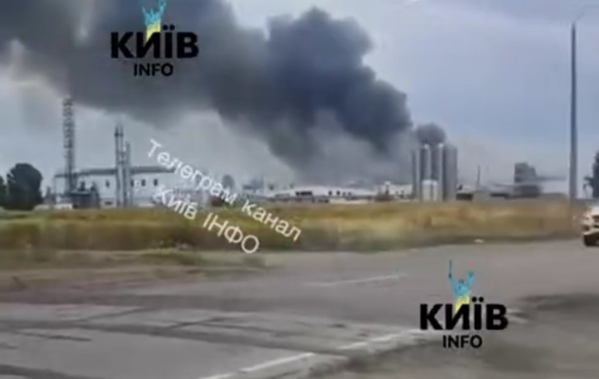 Крупный завод под Киевом подвергся атаке, вспыхнул пожар