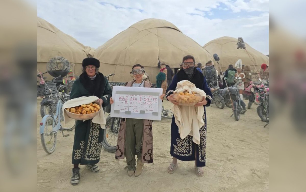 Не только бешбармак: Арсен Томский раздал баурсаки гостям Burning Man