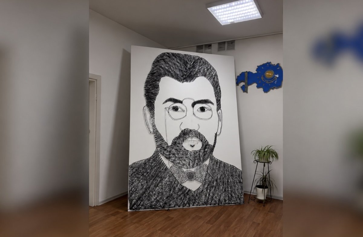 Огромный портрет Ахмета Байтурсынова собрали из гвоздей и нитей в Астане
