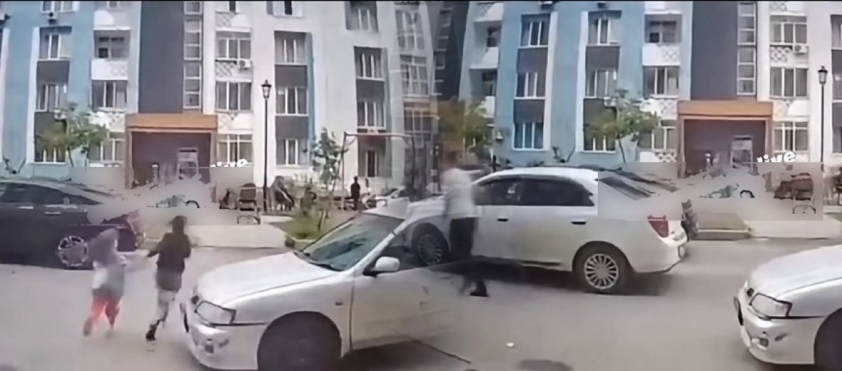 Двоих детей сбили во дворе ЖК под Алматы