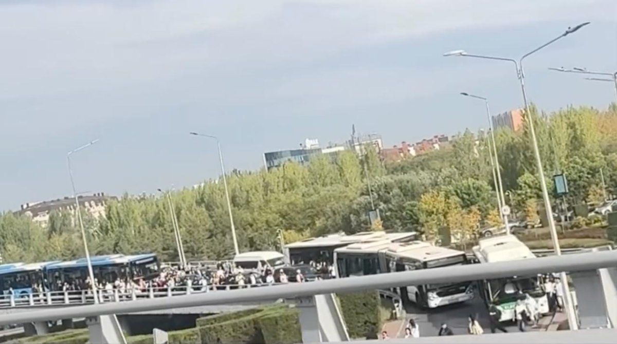 Автобусы протаранили друг друга на мосту в Астане