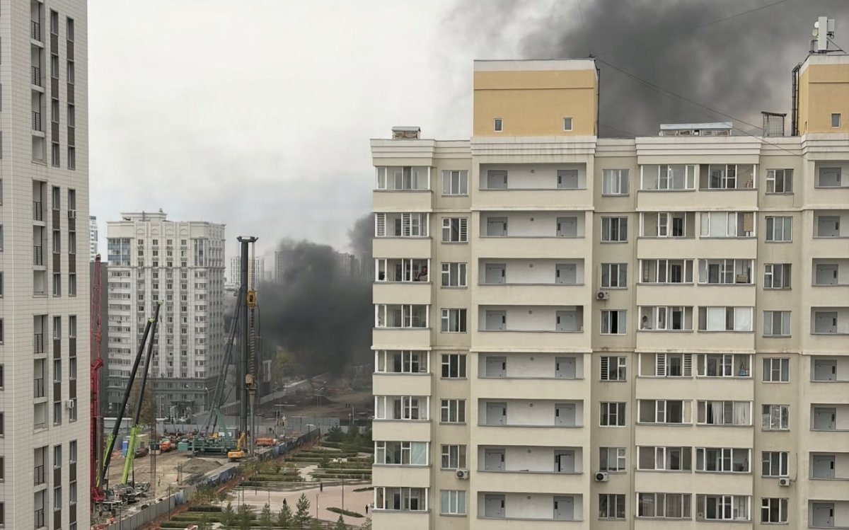 Строящийся жилой дом горит на левом берегу Астаны