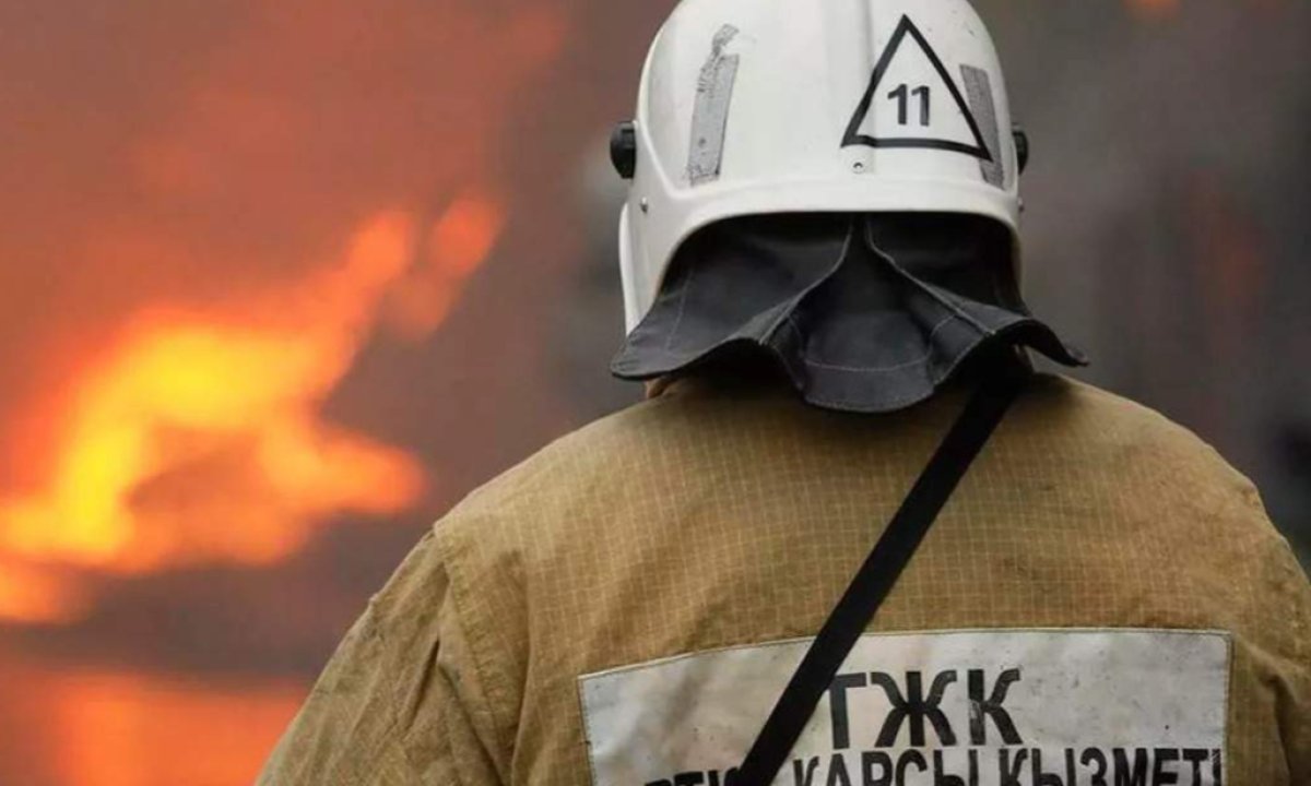 ЧП в Уральске: посетители оказались в горящем банном комплексе