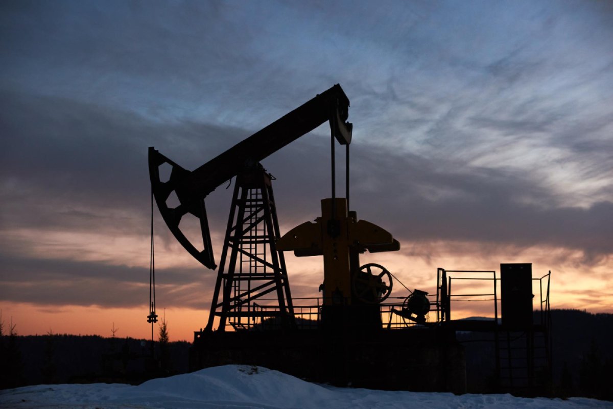 Цены на нефть приблизились к историческому рекорду из-за проблем с поставками